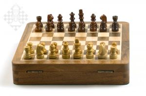 Chess set acaciawood/maple, 19 x 19 cm