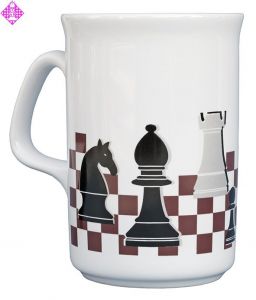Tasse mit Schachmotiv, dreifarbig